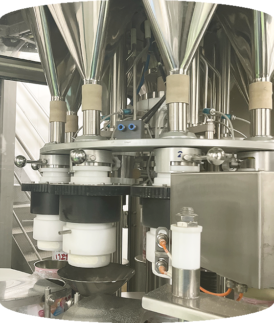 缶に粉ミルクを充填